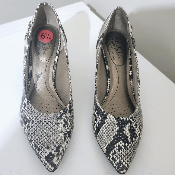 Life Stride Snakeskin Patterned Women's Heels - Picture 6 of 10